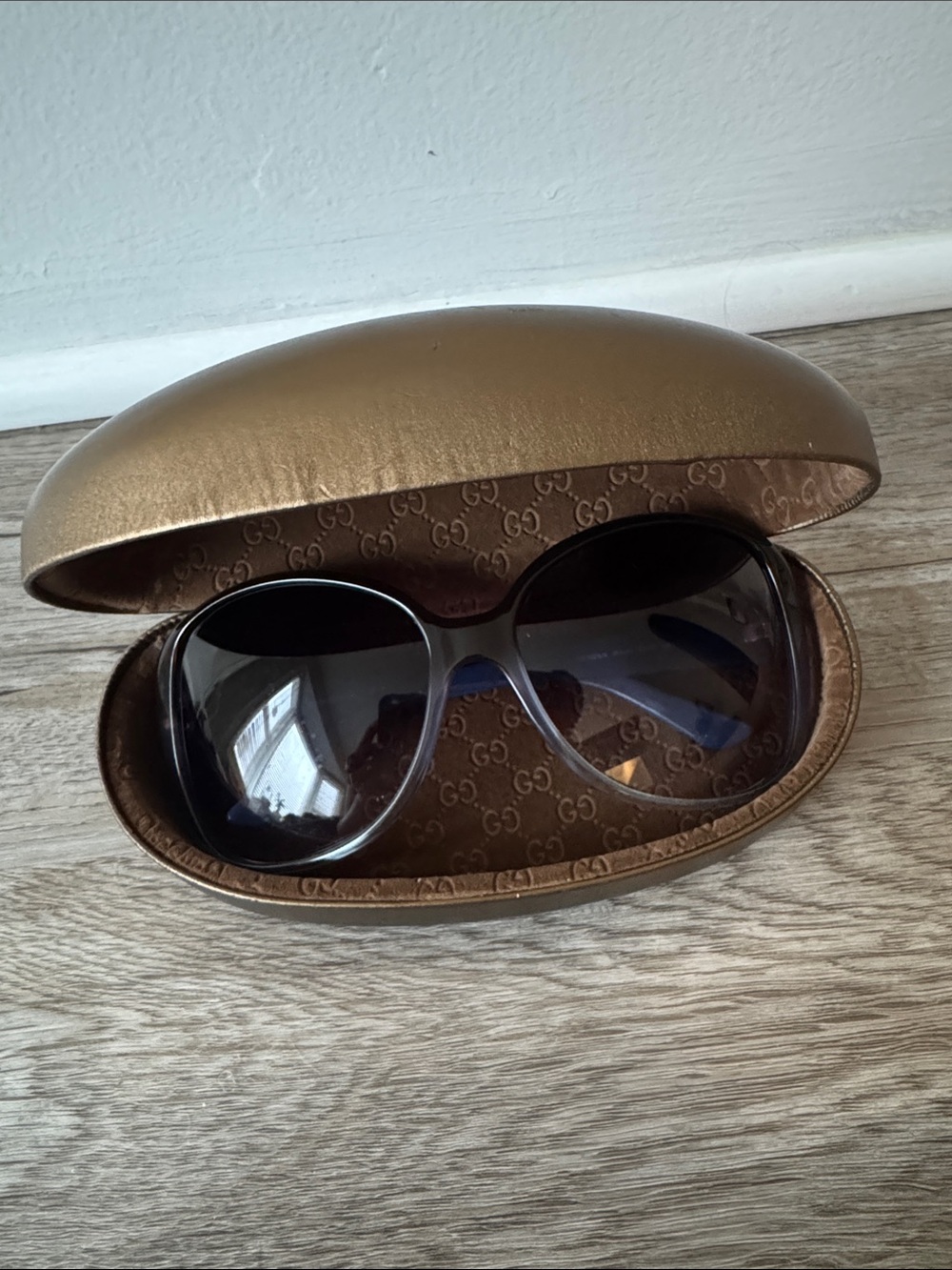 Gucci Women's Gradient Purple Oversized Sunglasses - Picture 10 of 10